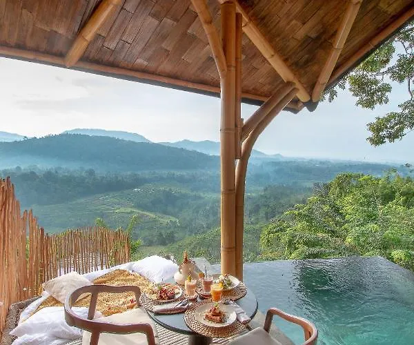 Dreamy Cliffside Bamboo Villa Heated Pool & Stunning View