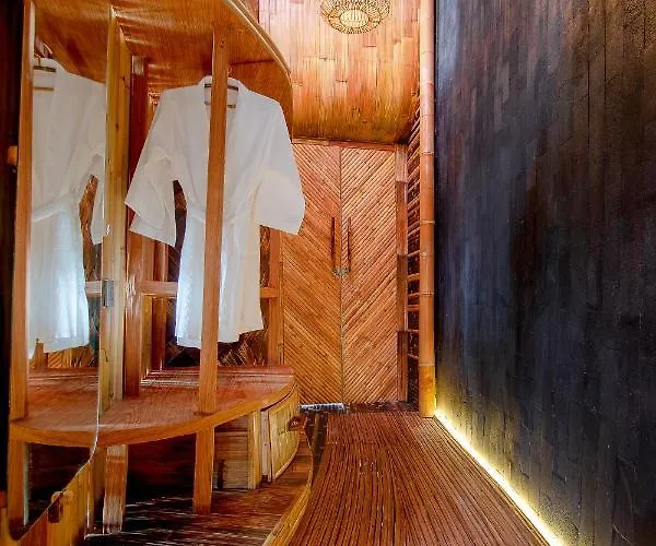 Dreamy Cliffside Bamboo Villa Heated Pool & Stunning View