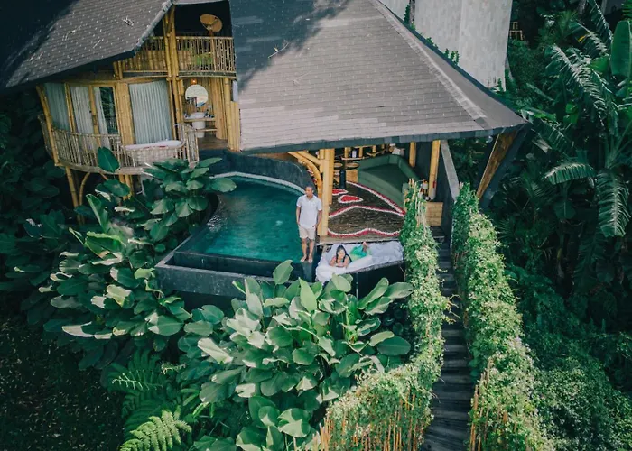 Dreamy Cliffside Bamboo Villa Heated Pool & Stunning View Klungkung